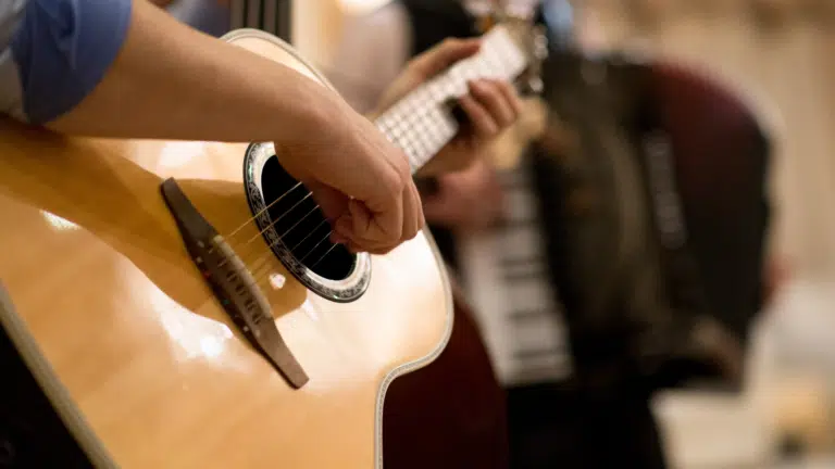 como comprar um bom violão